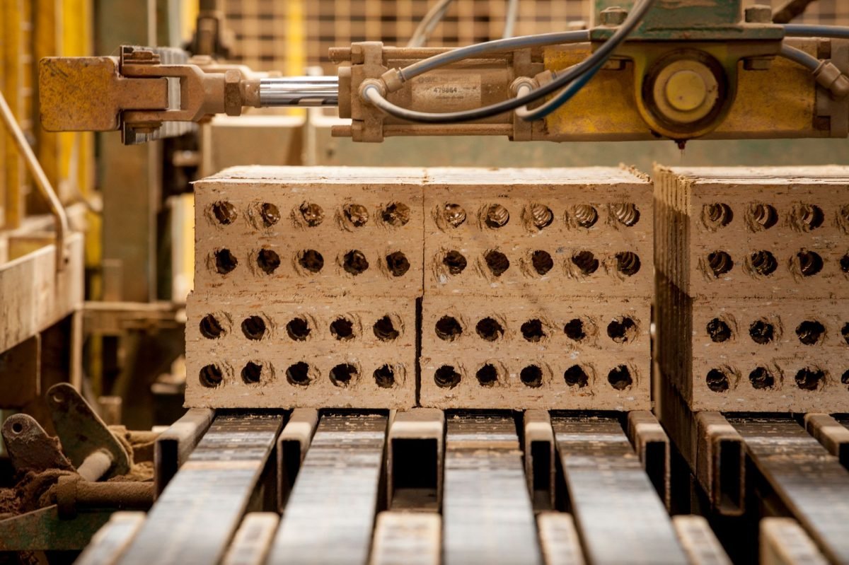 Machinery forming concrete blocks in a production unit